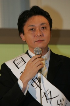 前夜祭であいさつする鳩山由紀夫首相のそっくりさん芸人・鳩山来留夫さん: photo: Takashi Nakazawa